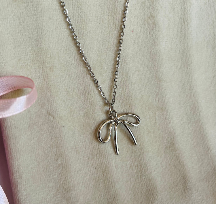 گردنبند دخترانه مدل پاپیون ترند رنگ ثابت