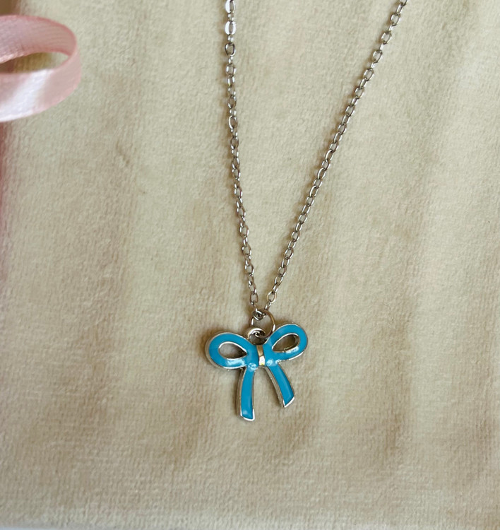 گردنبند دخترانه مدل پاپیون ترند رنگ آبی پاستلی