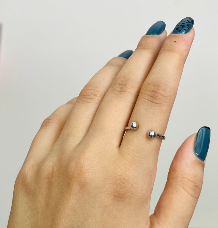 انگشتر زنانه مینیمال مدل گوی رنگ نقره ای فری سایز