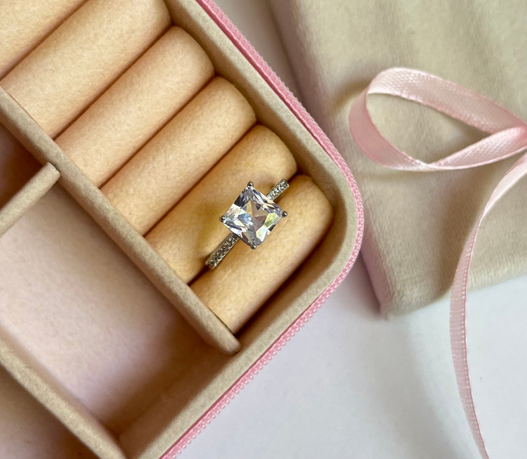 انگشتر زنانه جواهری مدل تک نگین رنگ ثابت فری سایز