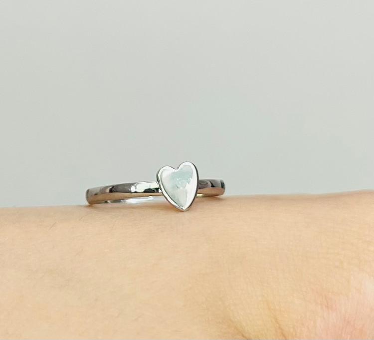انگشتر زنانه مینیمال مدل قلب رنگ نقره ای