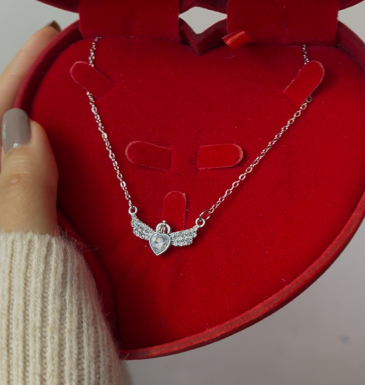 گردنبند زنانه جواهری مدل بال فرشته نگین مخراج رنگ ثابت