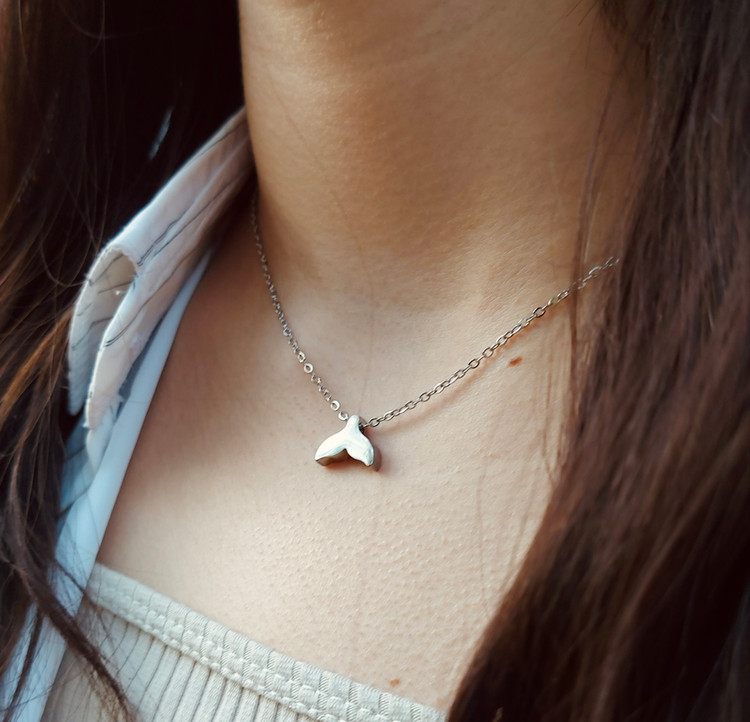 گردنبند زنانه استیل مدل دم وال سه بعدی رنگ ثابت