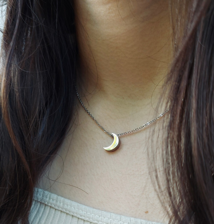 گردنبند زنانه استیل مدل ماه سه بعدی رنگ ثابت