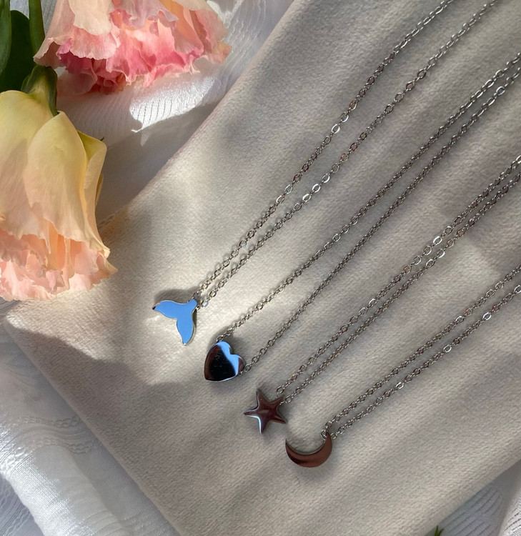 گردنبند زنانه استیل مدل قلب و ستاره و ماه و دم وال سه بعدی رنگ ثابت