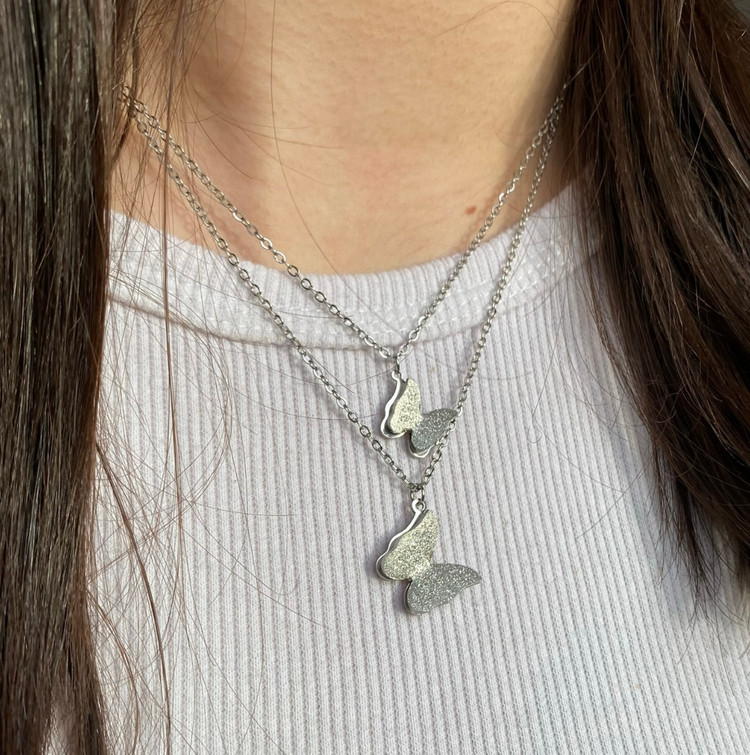 گردنبند زنانه جواهری مدل پروانه شاین دار دولایه رنگ ثابت