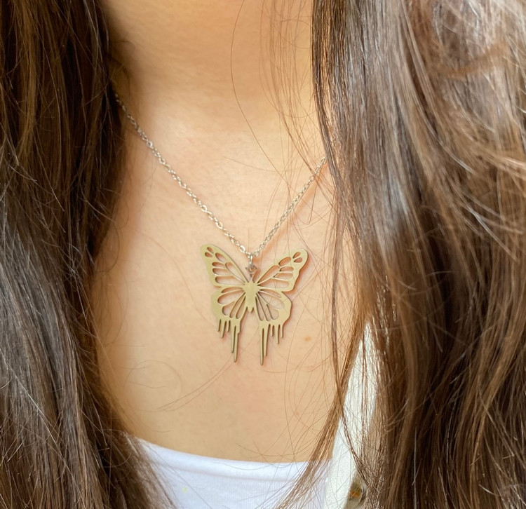 گردنبند زنانه استیل مدل پروانه بال دار رنگ ثابت