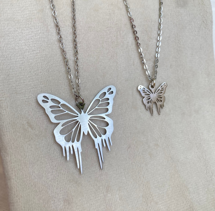 گردنبند زنانه استیل مدل پروانه بال دار رنگ ثابت