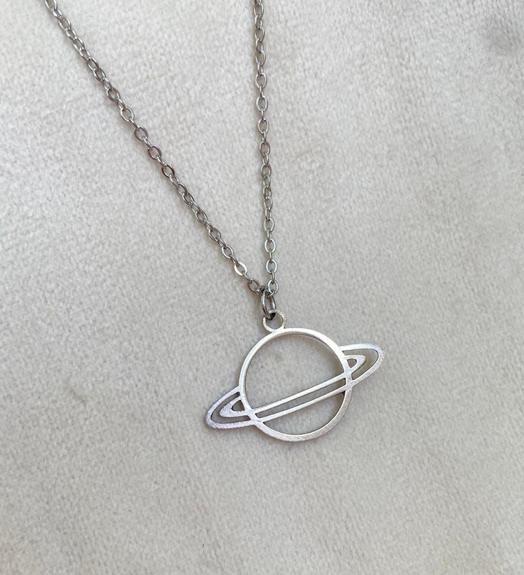 گردنبند زنانه استیل مدل سیاره زحل رنگ ثابت