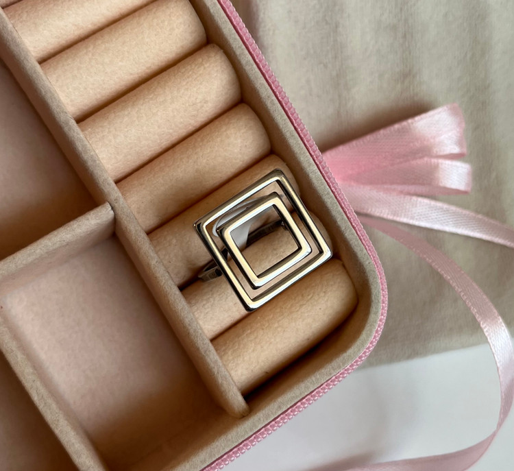 انگشتر زنانه مینیمال مدل مربع استیل رنگ ثابت